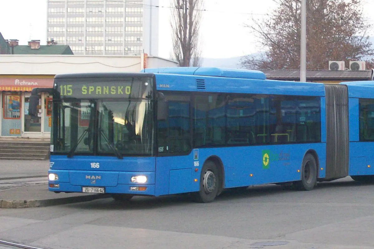 Autobus u centru Rijeke pokosio pješake na zebri: 75-godišnjakinja teško ozlijeđena