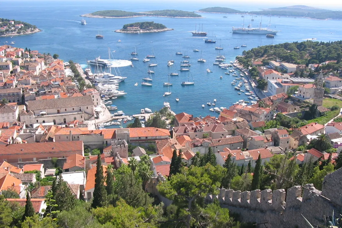 Hvar u špici sezone: Restorani puni, cijene piva i do 8 eura