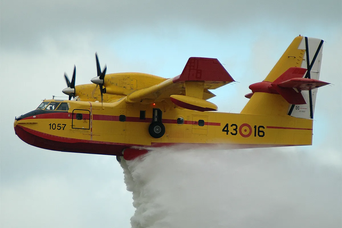 Kanaderi u akciji nad Splitom: CL-415 gase požar