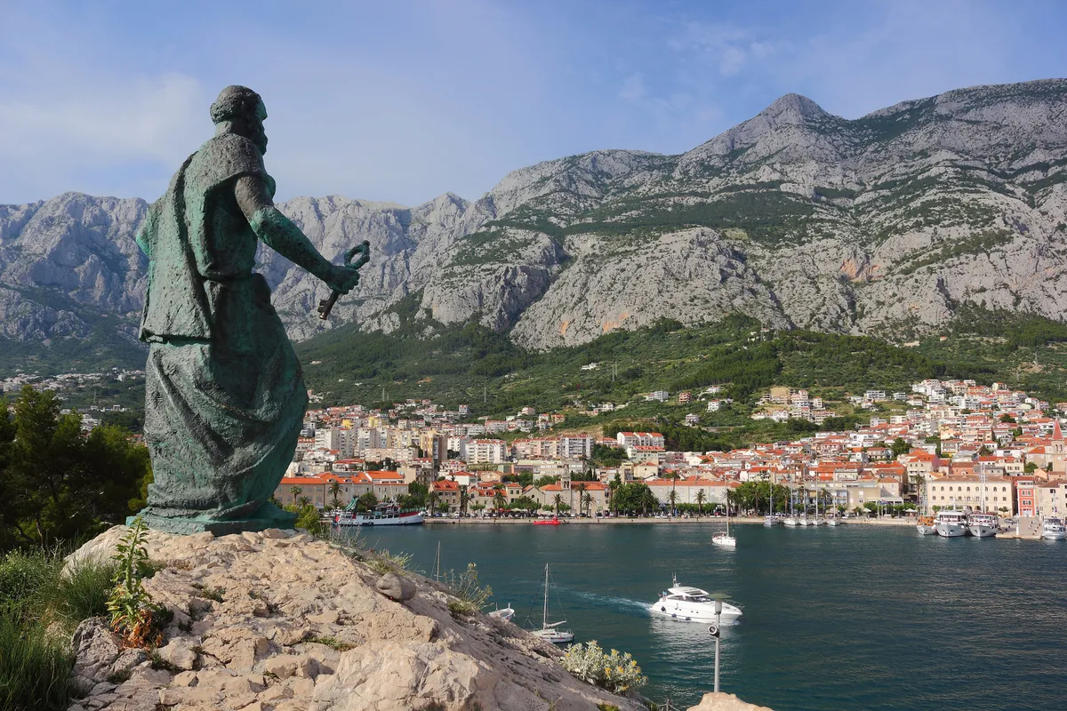 Makarska na vrhuncu sezone: Gužve na plažama, nema slobodnog hlada