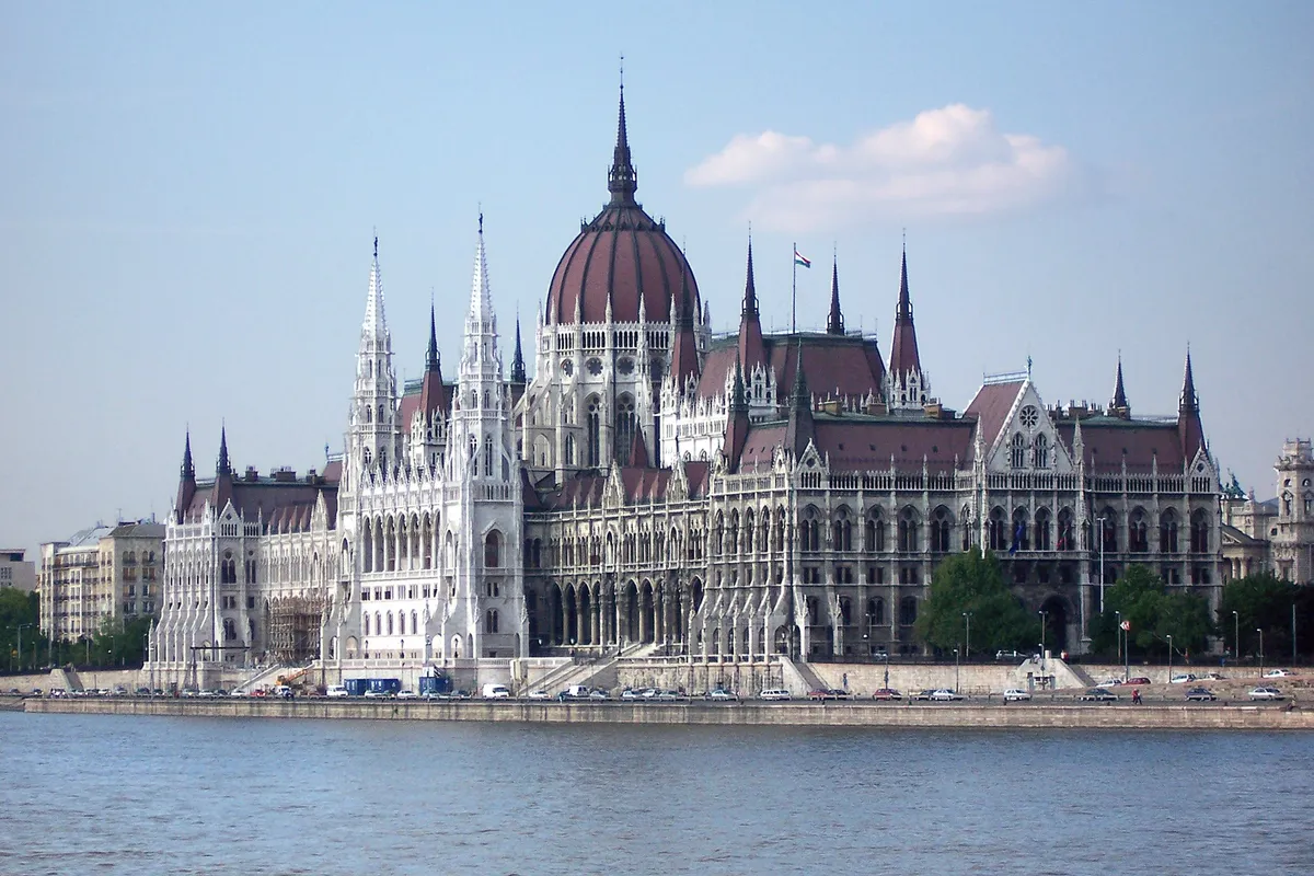 Dunkelheit über der Donau: Europäische Metropolen führen Stromreduzierungen ein