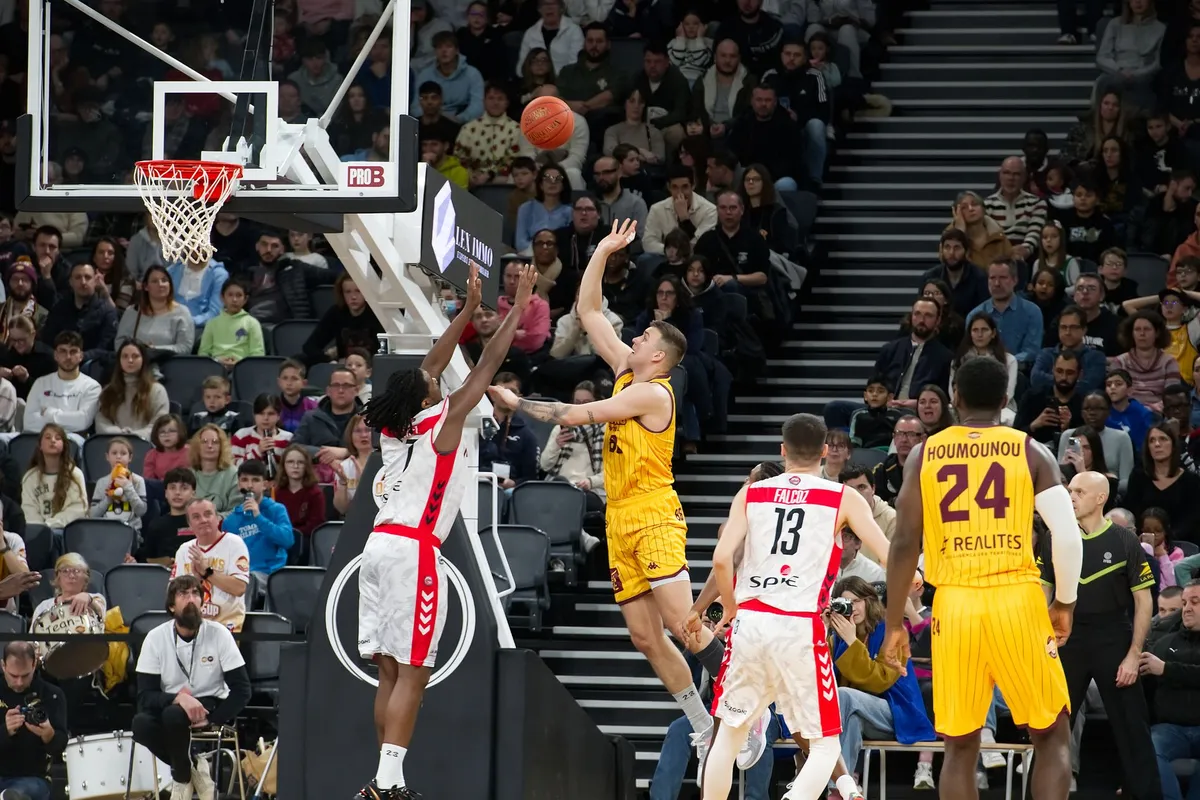 Navijači Cavsa dočekali Hezonju porukom LeBronu, u Madridu bijes
