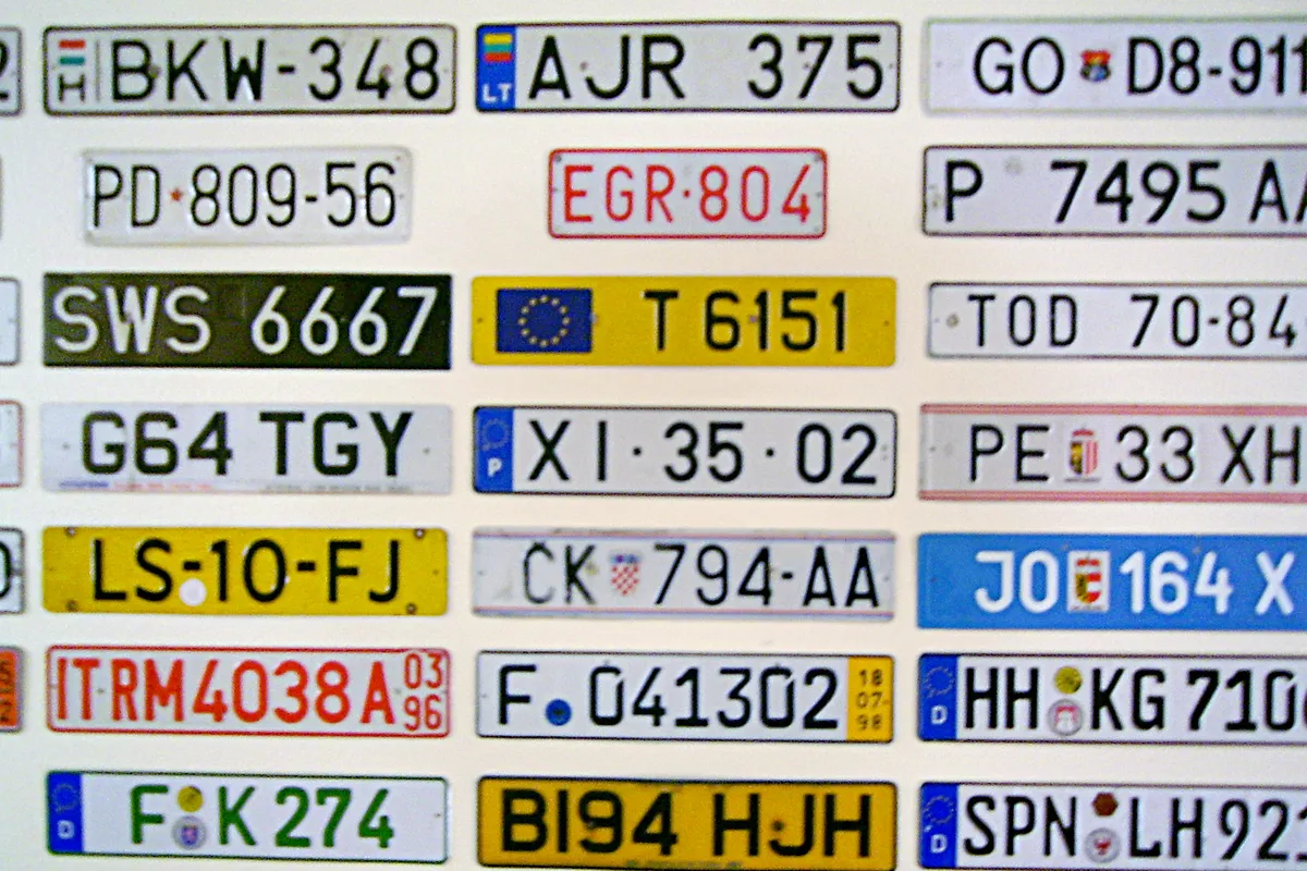 Netko je na auto stavio ručno nacrtanu registarsku oznaku