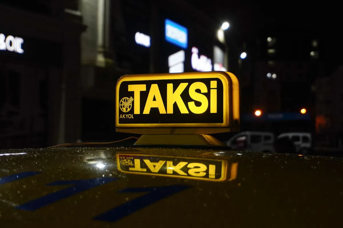 Nova taksi pravila uvode gornje granice cijena, fiksna vožnja do zračne luke i do 80 eura