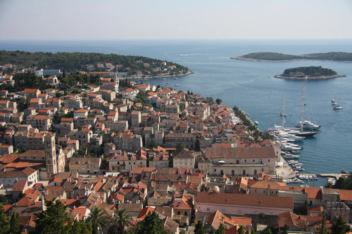 Pijanim turistima kod Hvara potonula brodica