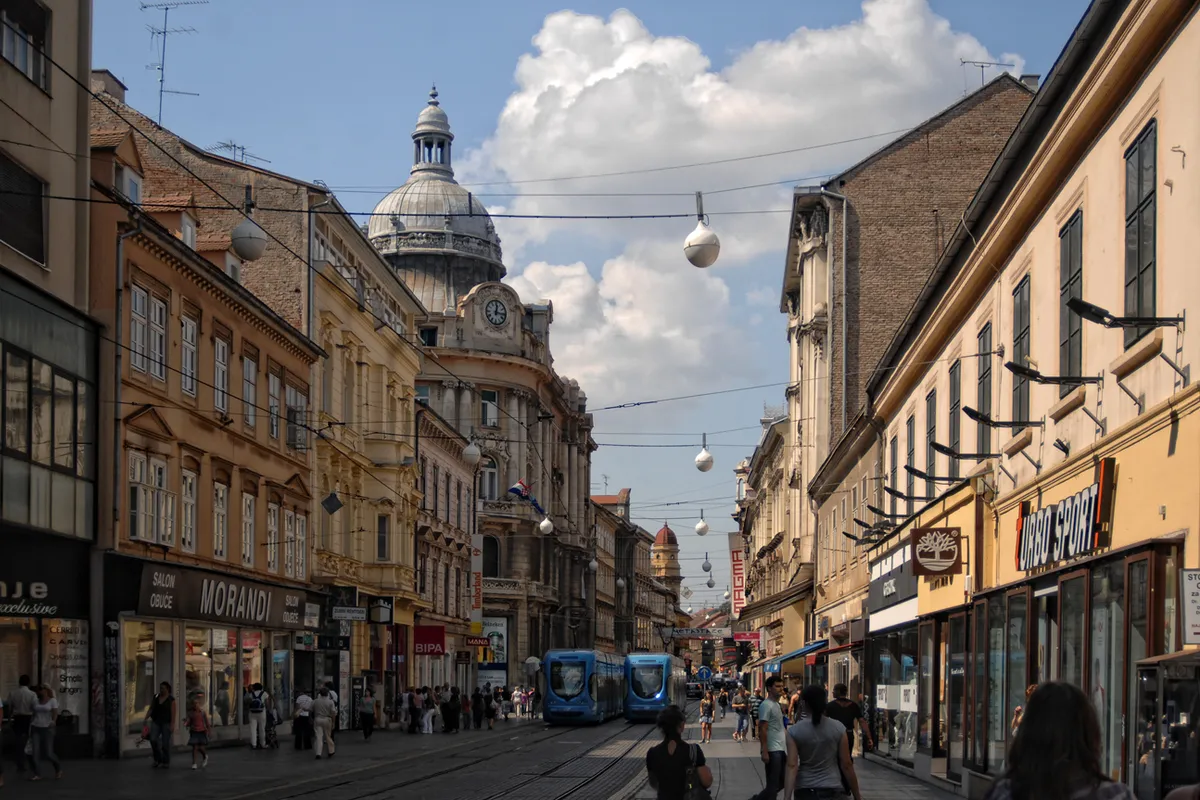 Podzemni spremnici na ulazu u Ilicu i dalje u gradilištu