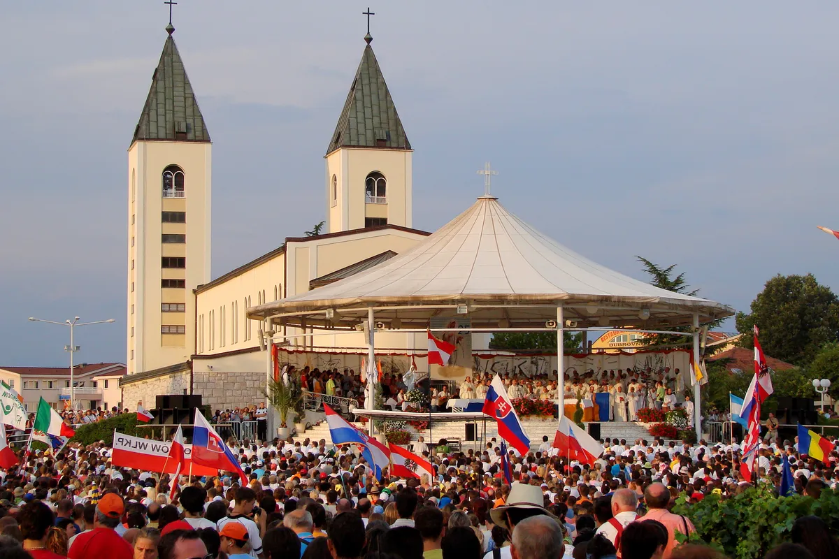 Rijeka mladih iz 80 zemalja preplavila Međugorje: Završen 37. Mladifest misom u zoru na Križevcu