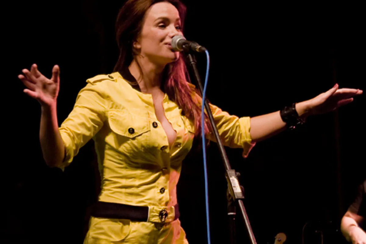 Severina kündigt in gewagtestem Outfit drei neue Songs an, der erste erscheint am 31. Juli
