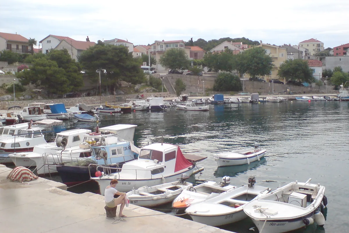 Šibenski redari uklanjaju ležaljke s plaža, kazne idu do 260 eura