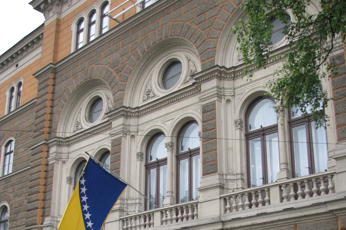 Tri kandidata i fotelja koja prijeti blokadom BiH