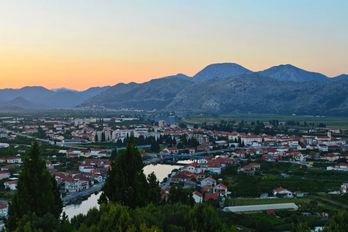 Večeras nebo iznad Opuzena obasjava stotine dronova